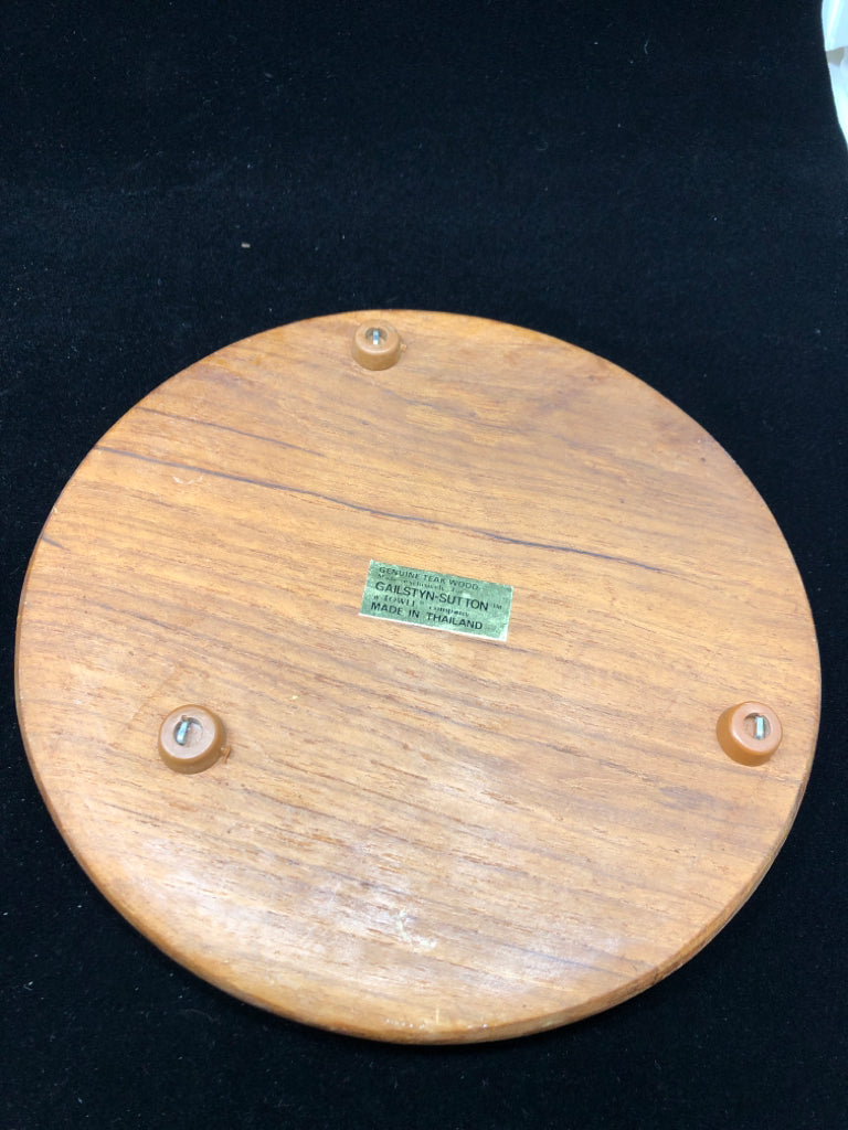 WOOD CHEESE BOARD W/GLASS DOME.