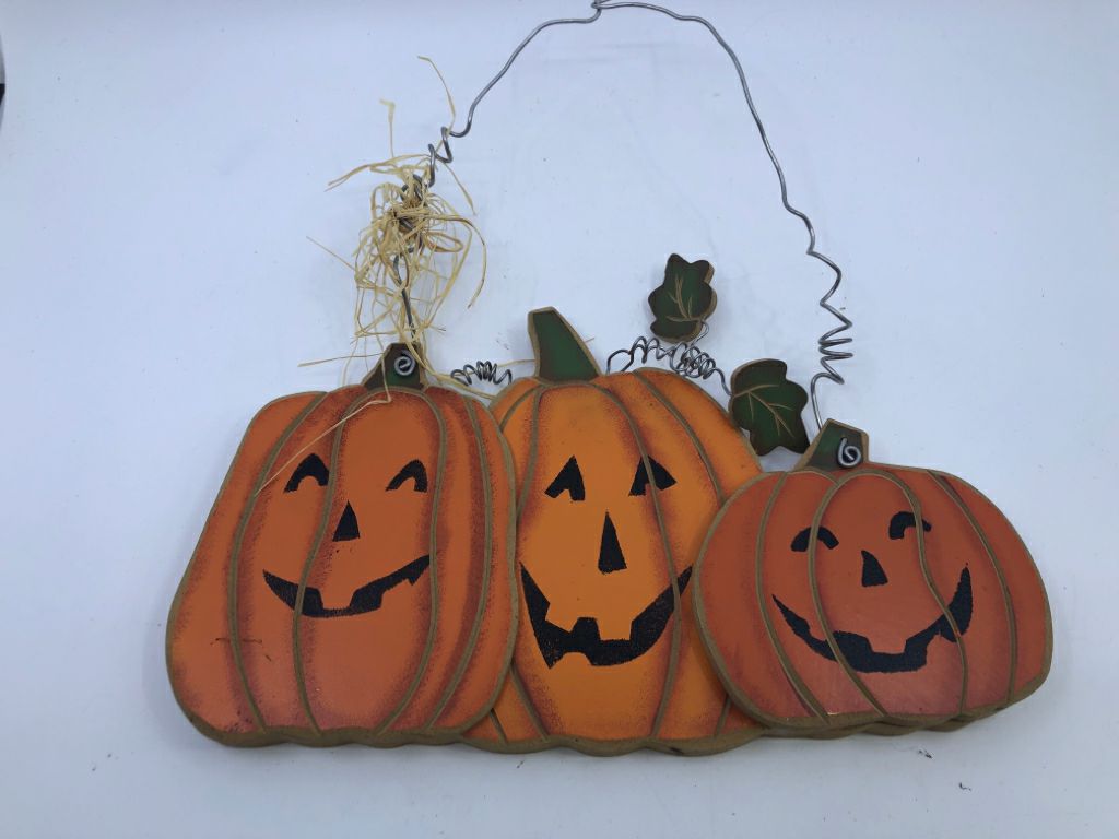 WOOD JACK O LANTERN DOOR HANGING.
