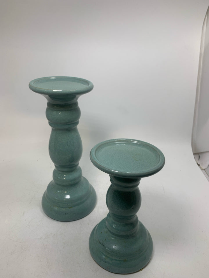 2 CERAMIC PILLAR CANDLE HOLDERS.