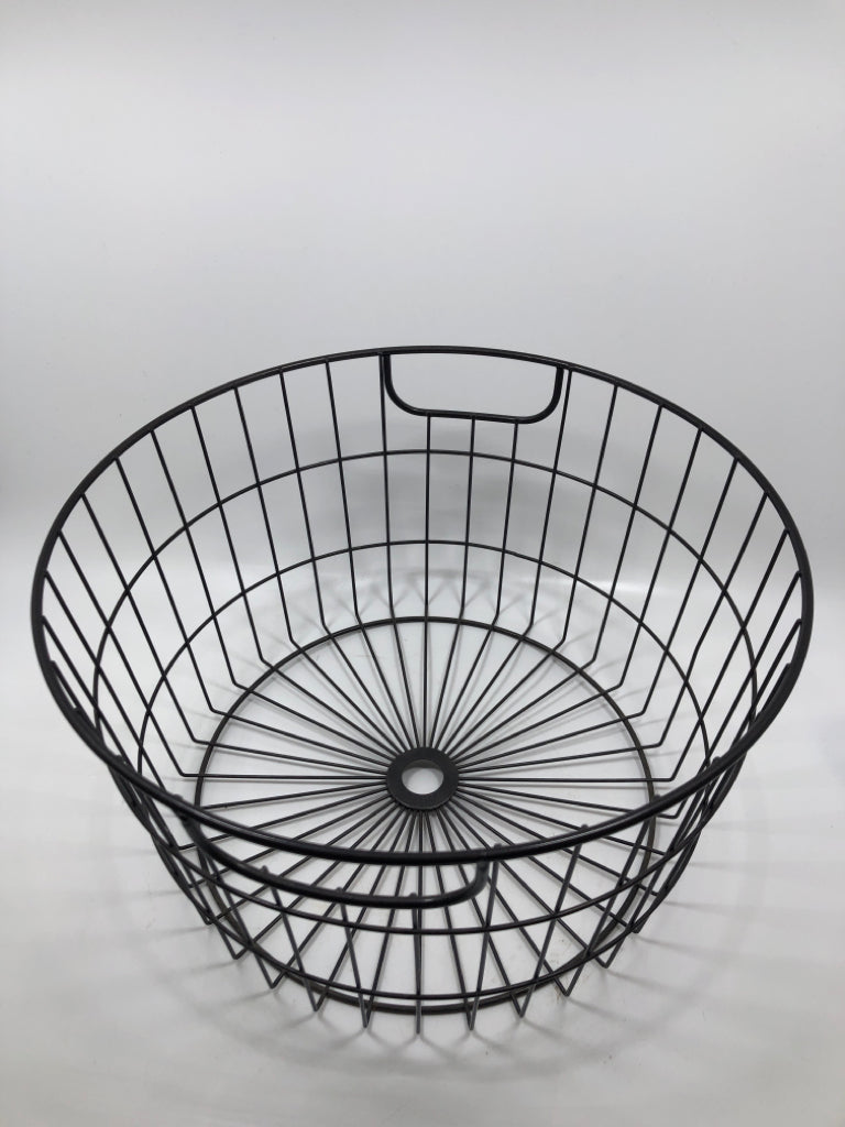 METAL WIRE BASKET.