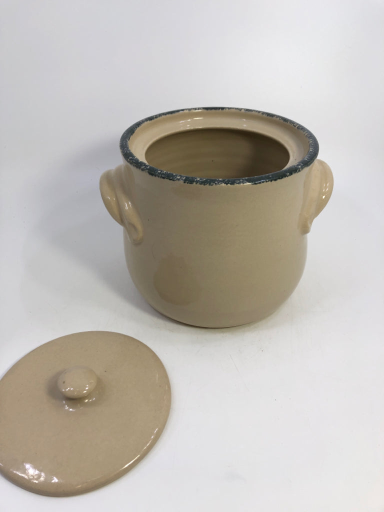 VTG BIRDHOUSE STONEWARE BEAN POT.