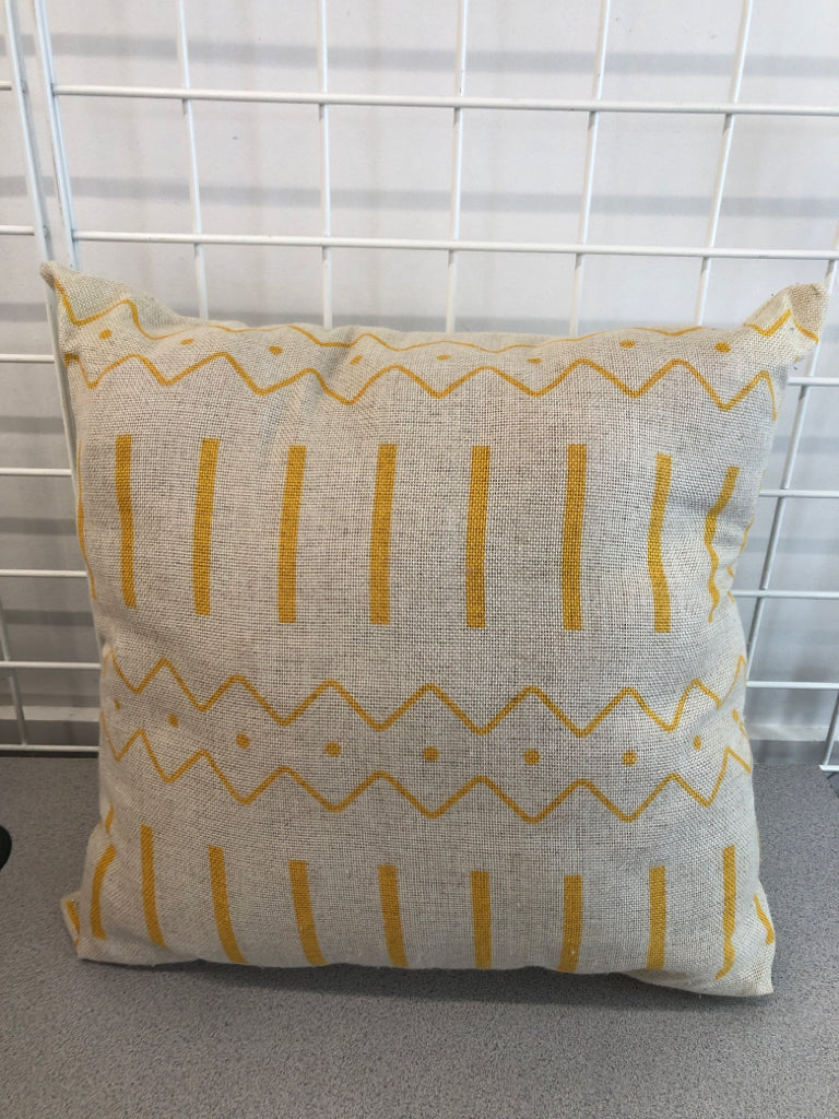 BURLAP W/YELLOW LINES ACCENT PILLOW.