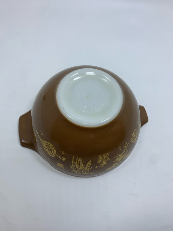 VTG PYREX EARLY AMERICA MIXING BOWL.