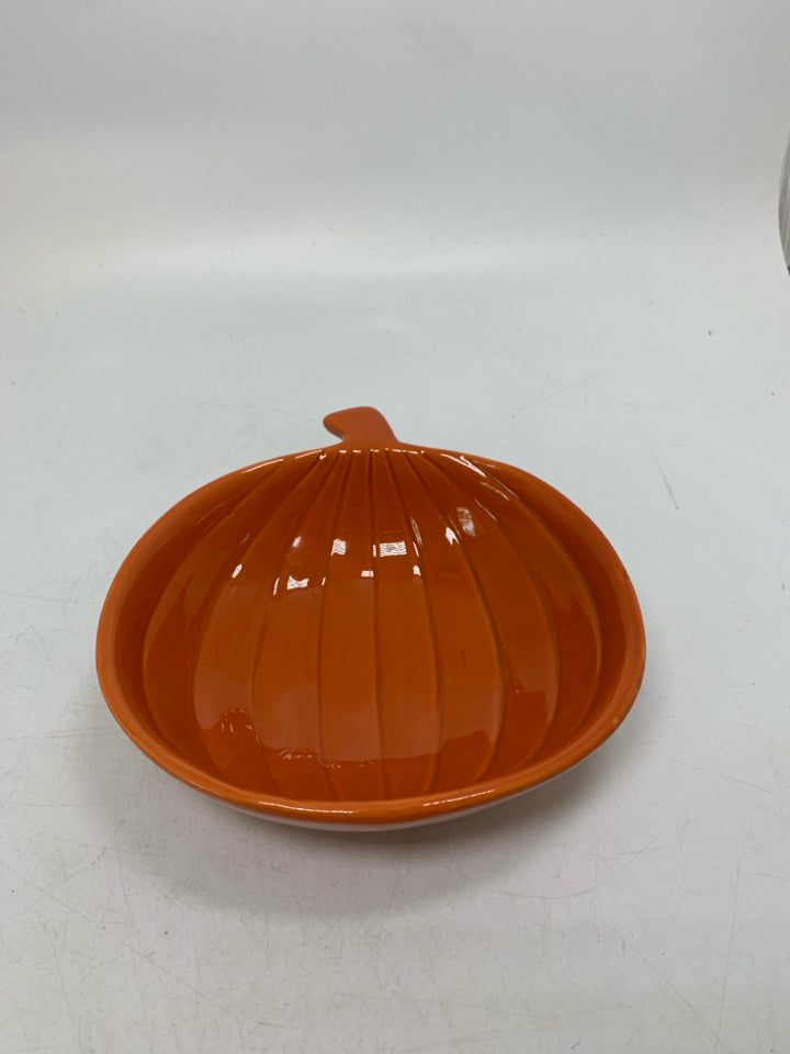 ORANGE RIBBED PUMPKIN BOWL.