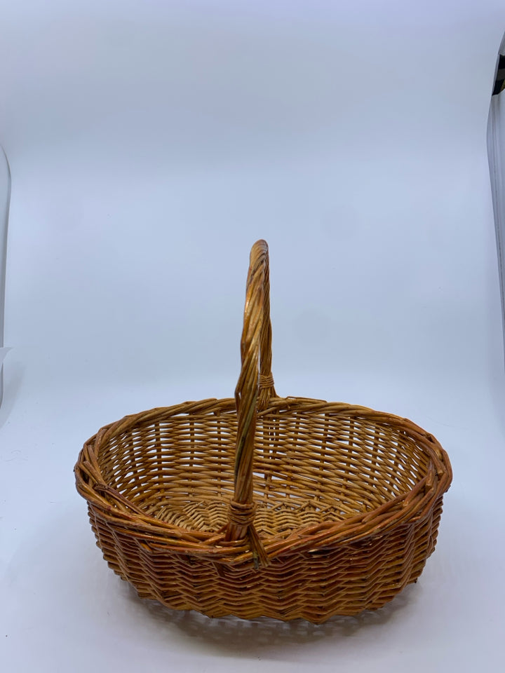 SMALL OVAL BASKET W ONE HANDLE.