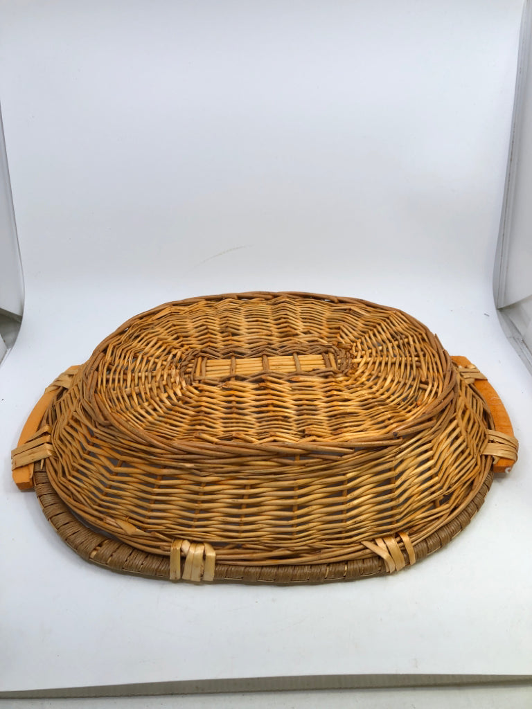 BLONDE WICKER BASKET TRAY.