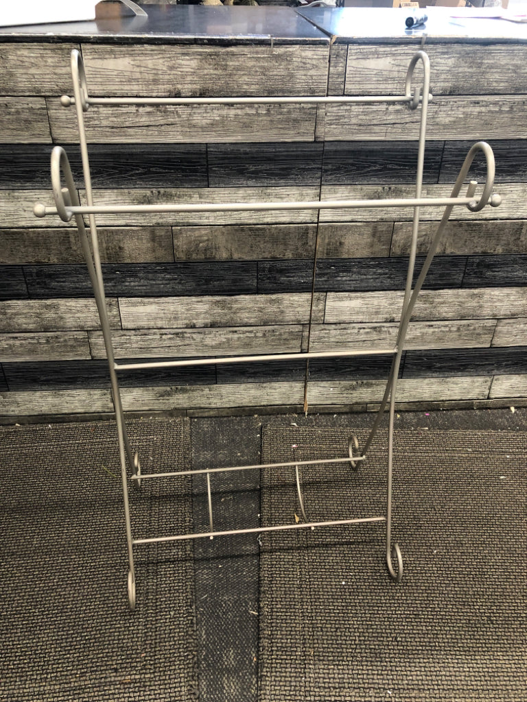 METAL QUILT RACK.