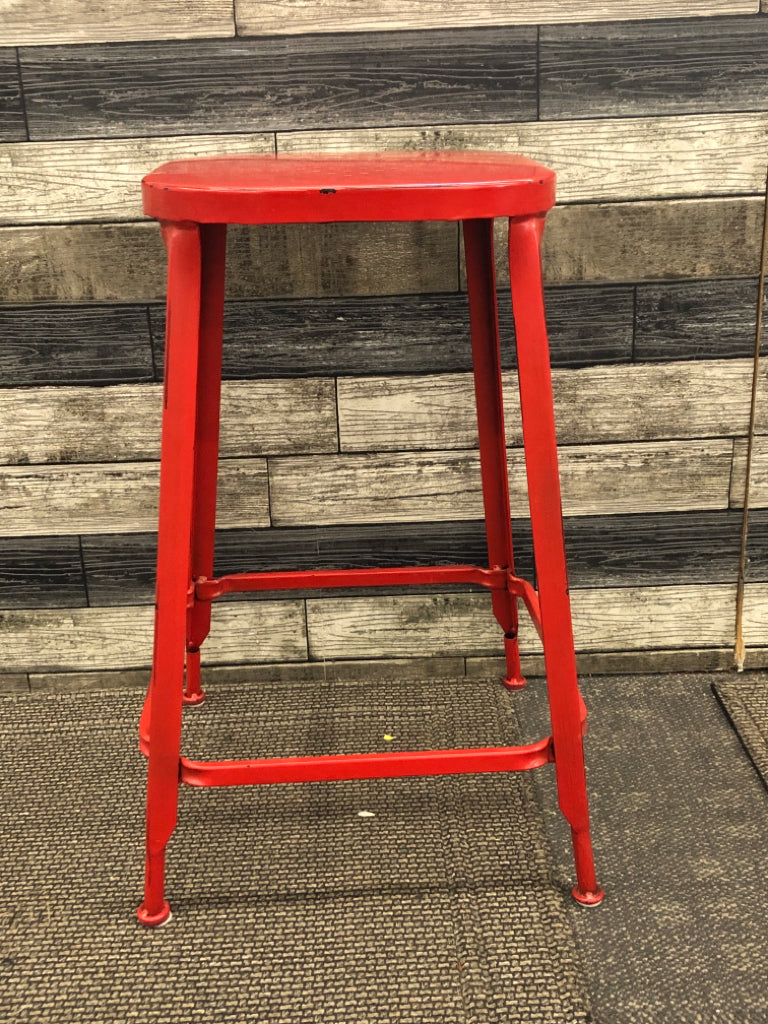 RED METAL STOOL.