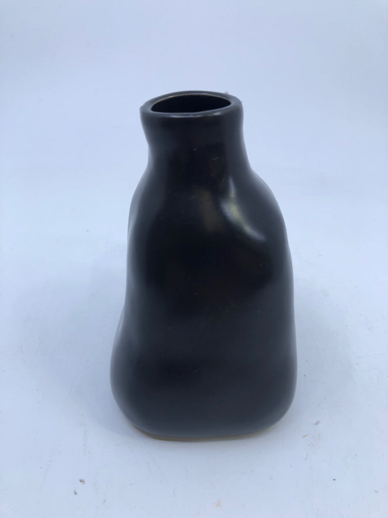 SMALL BLACK JUG/VASE W WOOD BEADS.