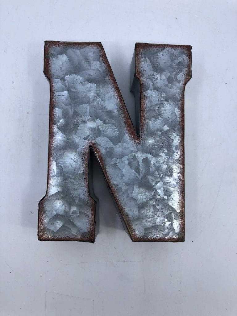 METAL "N" SHELF/WALL DECOR.
