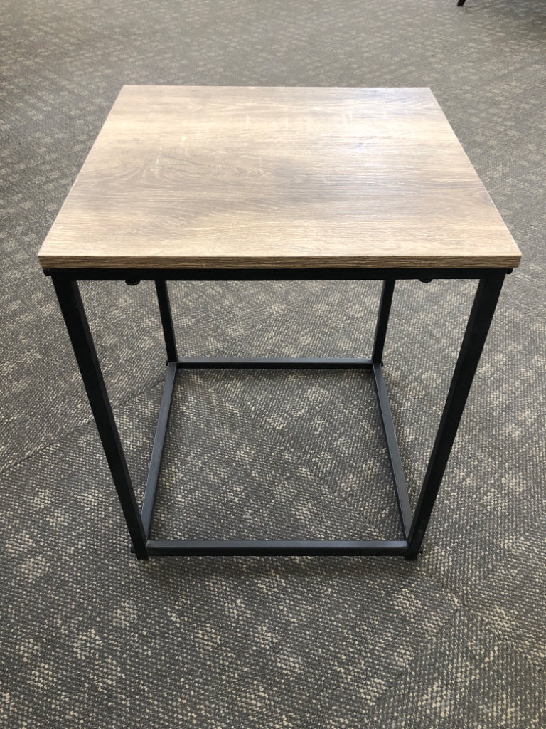 WOODEN & METAL END TABLE.