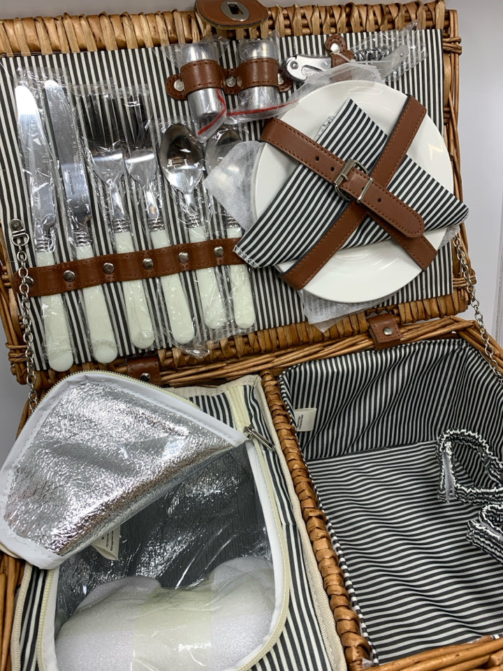 WICKER BASKET PICNIC FOR 2 SET W/FABRIC LINER.