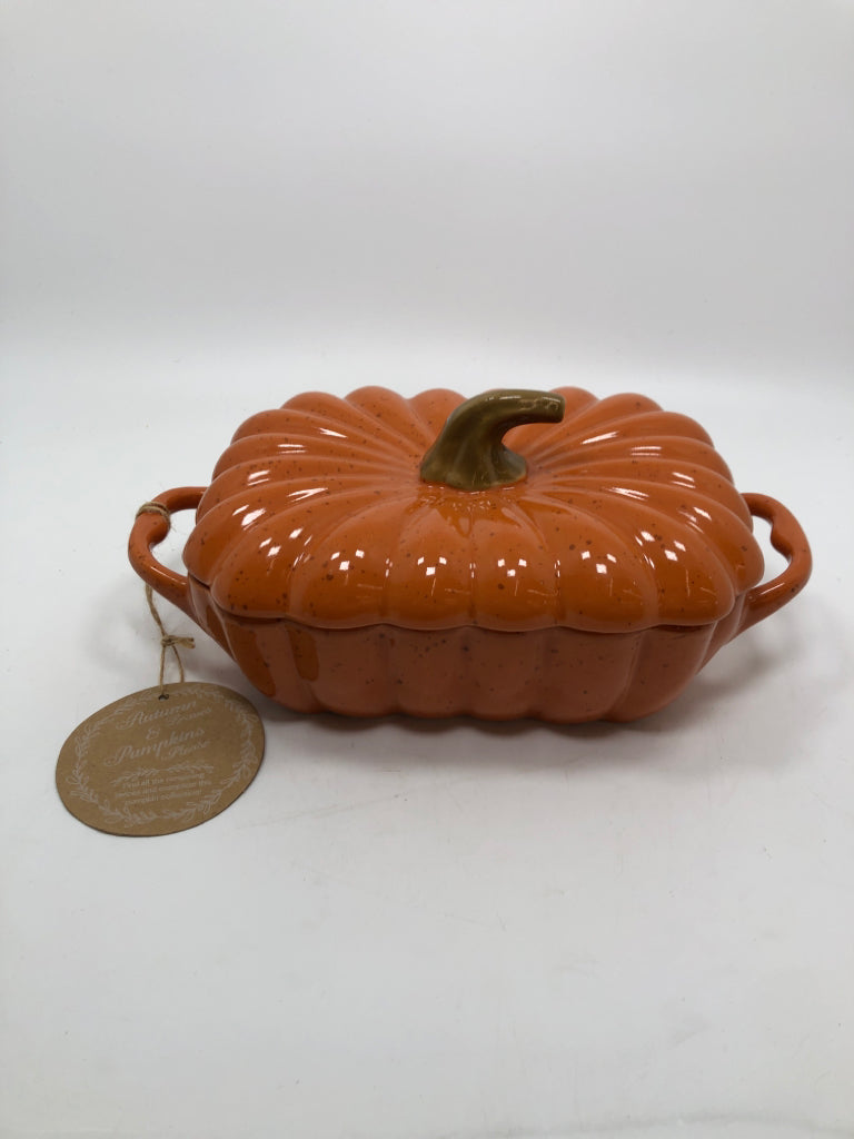 NWT PUMPKIN COVERED DISH.
