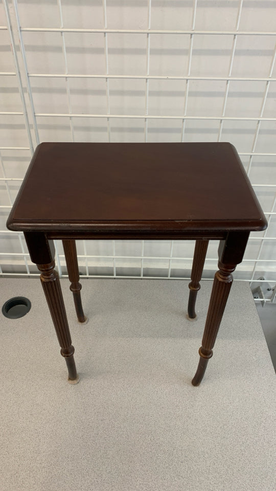 DK WOOD TABLE/PLANT STAND W/CURVED LEGS.