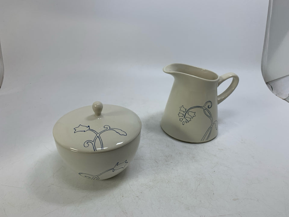 CERAMIC SUG/CREAMER W/ BLUE FLOWER OUTLINE.
