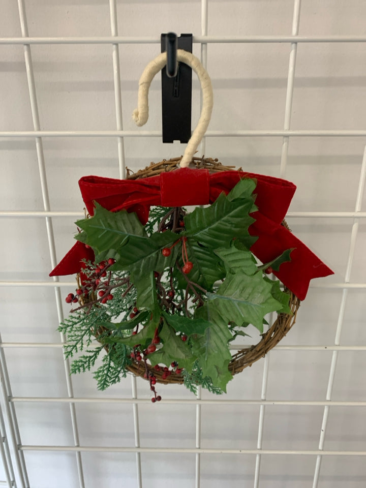 SMALL WREATH WALL HANGING.