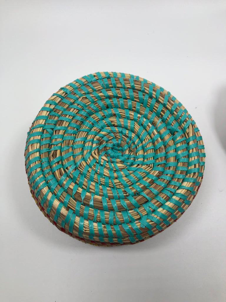 COLORFUL WOVEN BASKET W/TALL HANDLE.