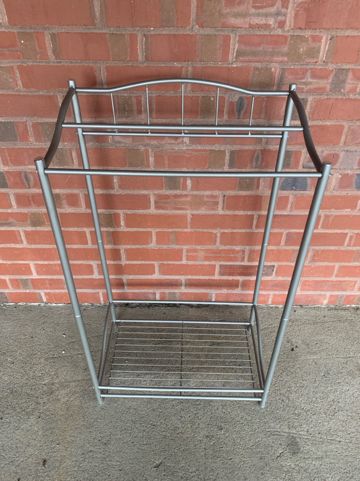 GREY METAL TOWEL RACK W/BOTTOM SHELF.
