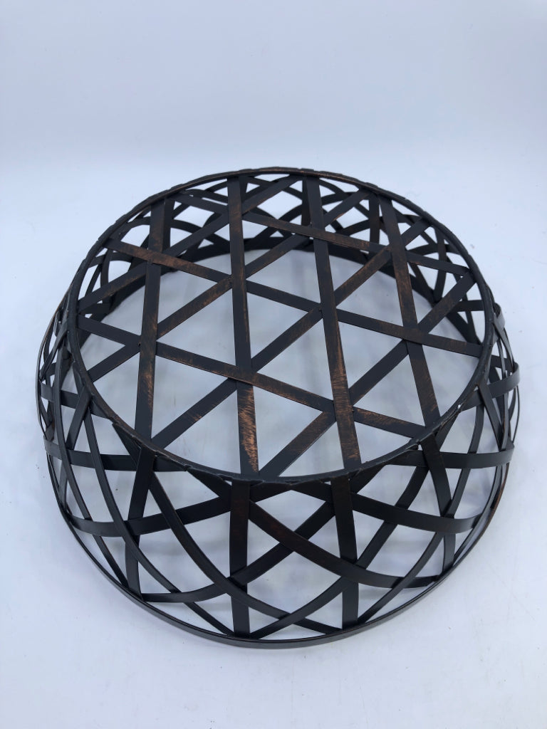 ROUND CRISS CROSS METAL BASKET.