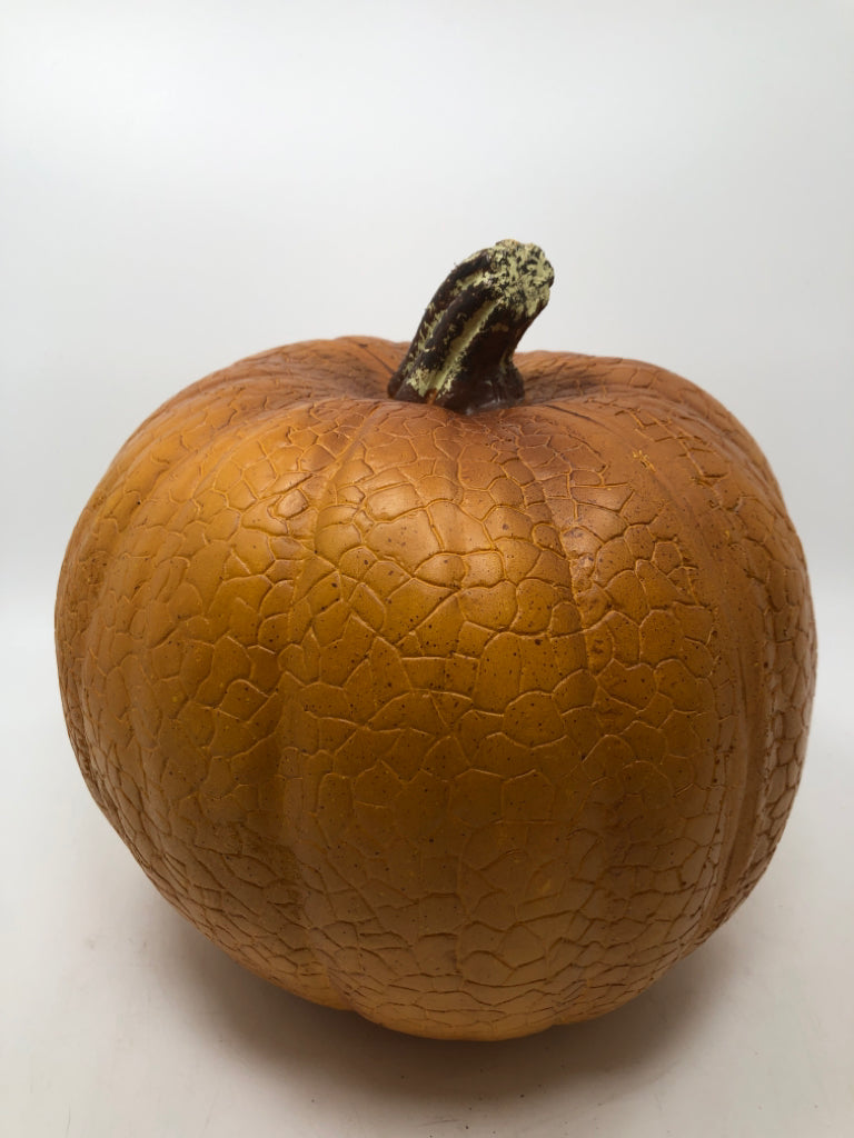 PLASTIC CRACKLE PUMPKIN DECOR.