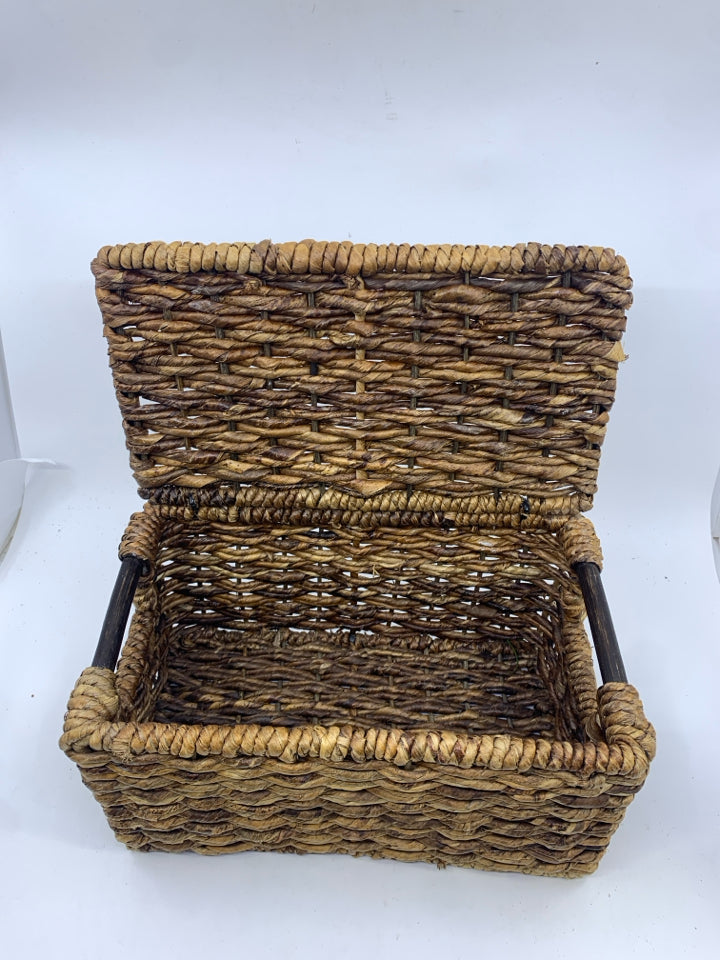 WICKER BASKET W/LID.