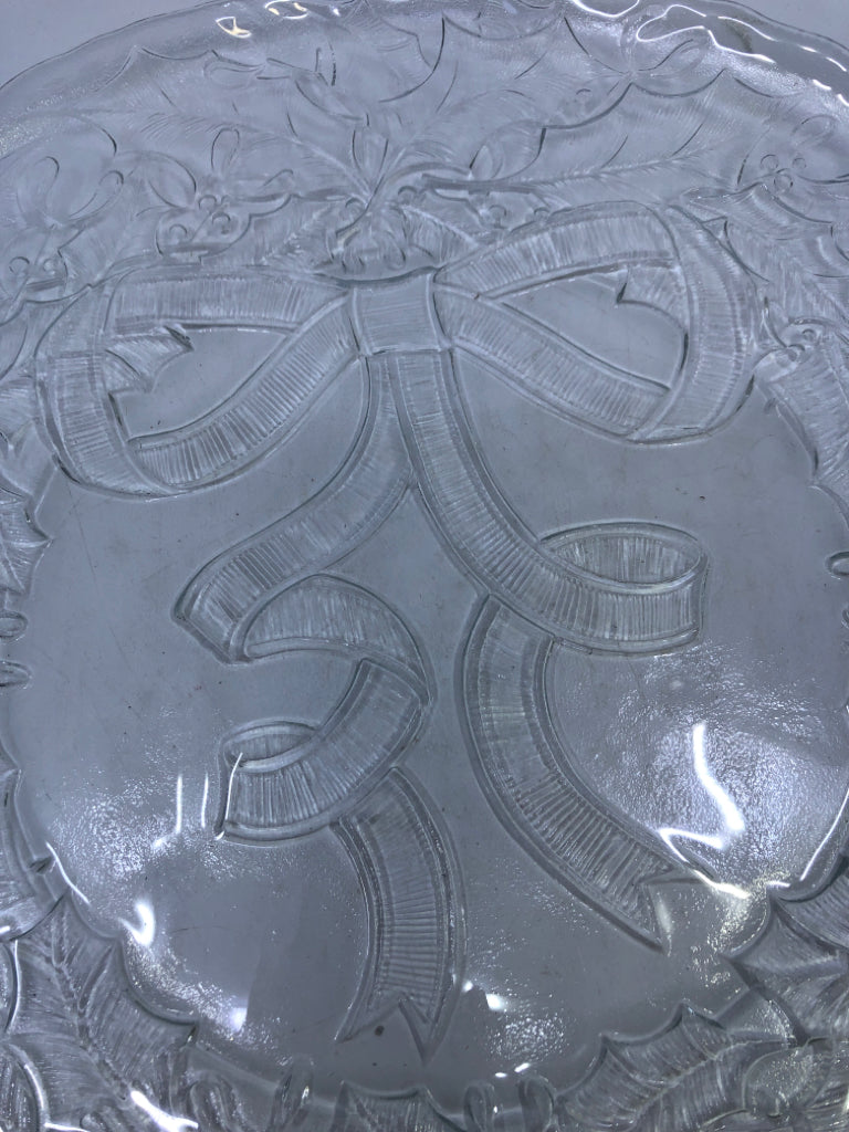 GLASS EMBOSSED HOLIDAY WREATH PLATTER.