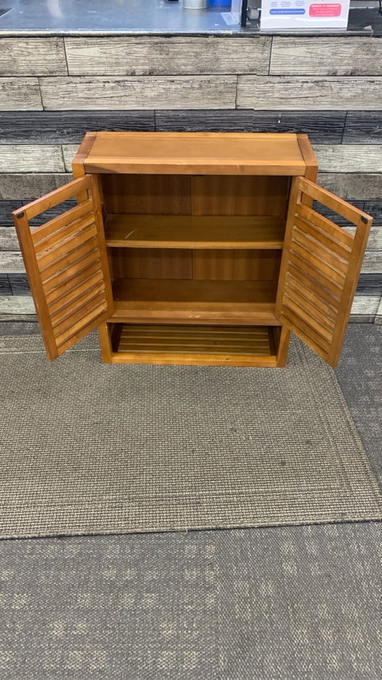 WOOD BATHROOM CABINET W/SLOTTED DOORS 3 SHELVES.