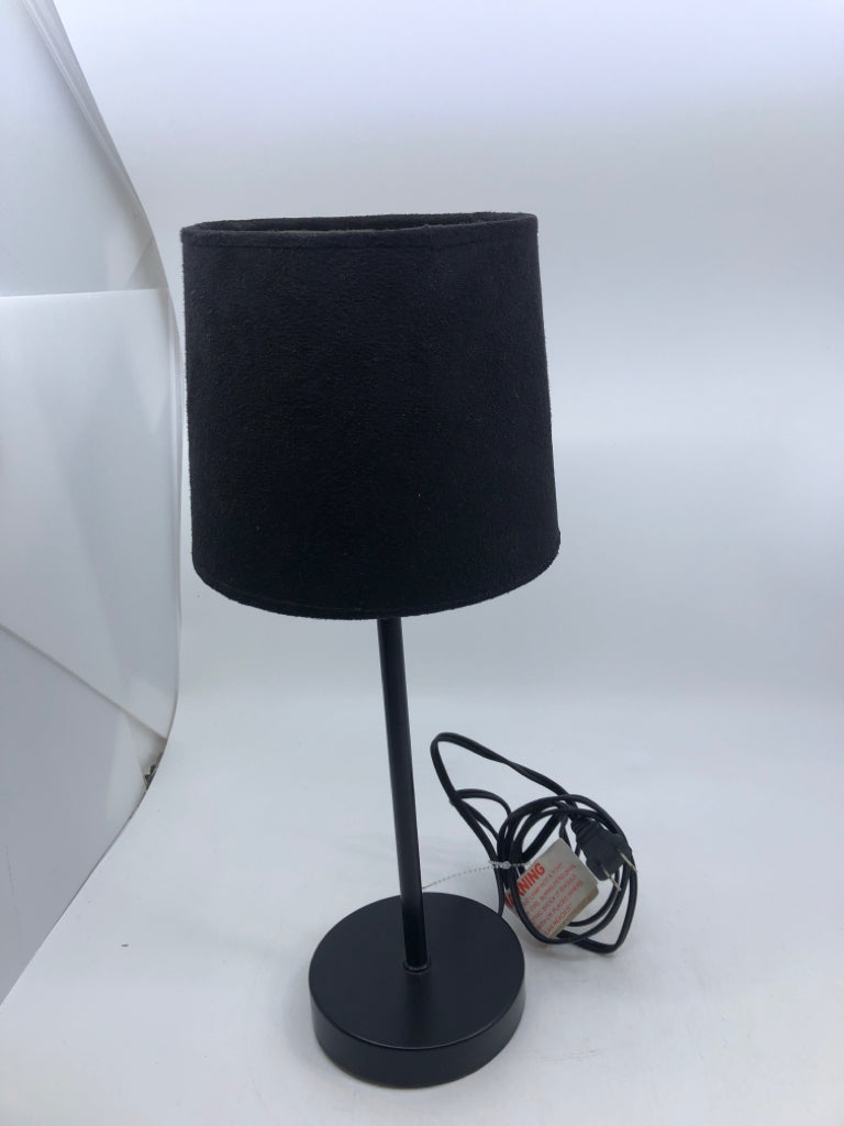 BLACK SKINNY BASE LAMP W BLACK SHADE.