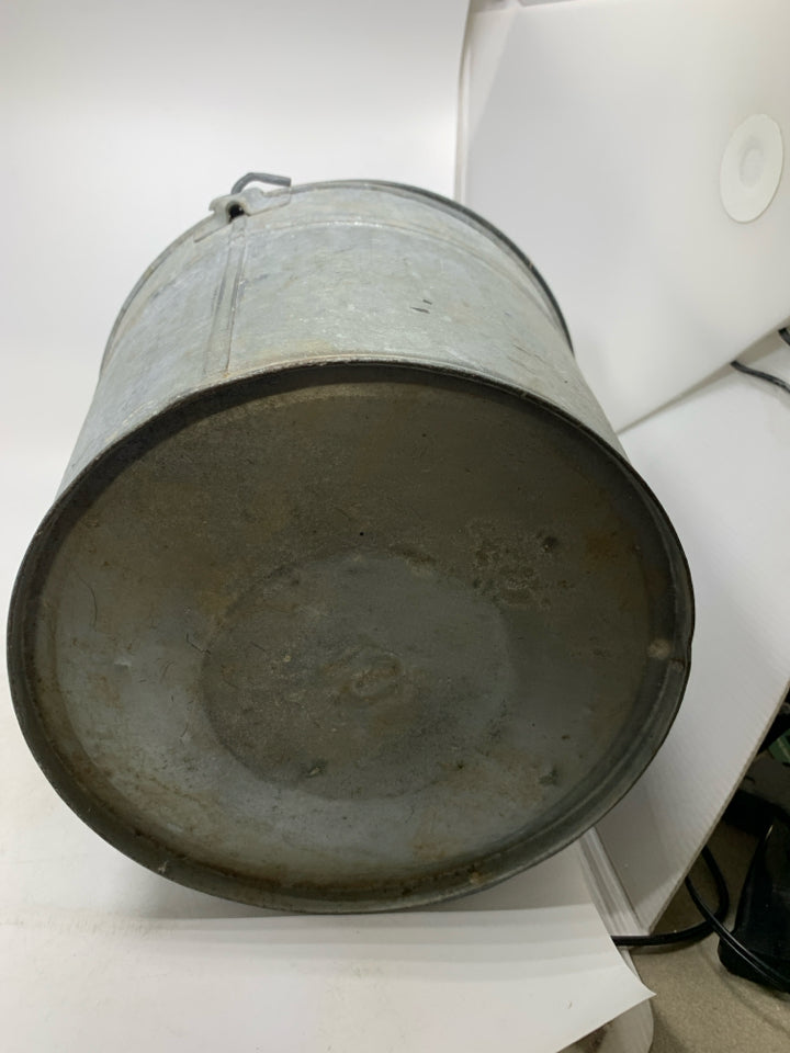 VTG METAL BUCKET.