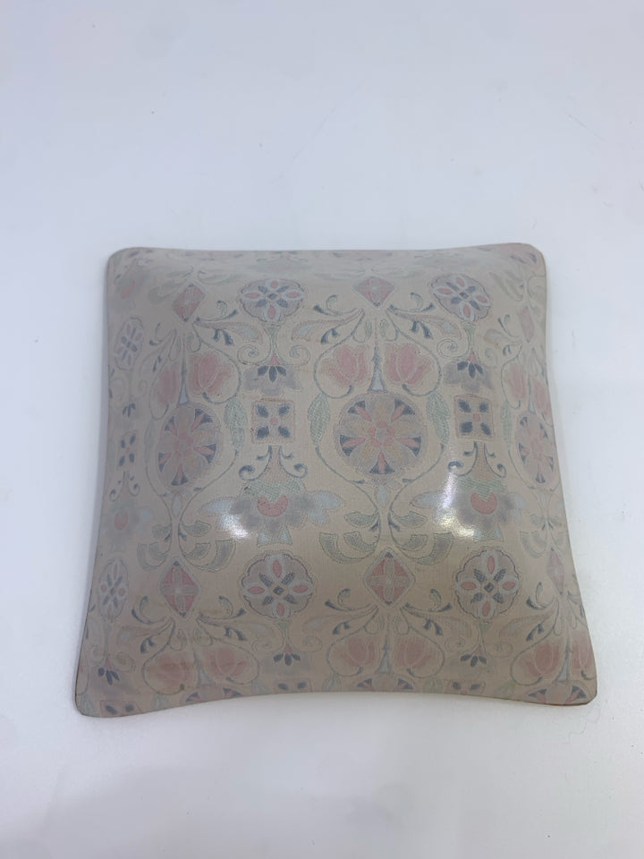 4 SQUARE GLASS DISHES W/GEOMETRIC PATTERNS.