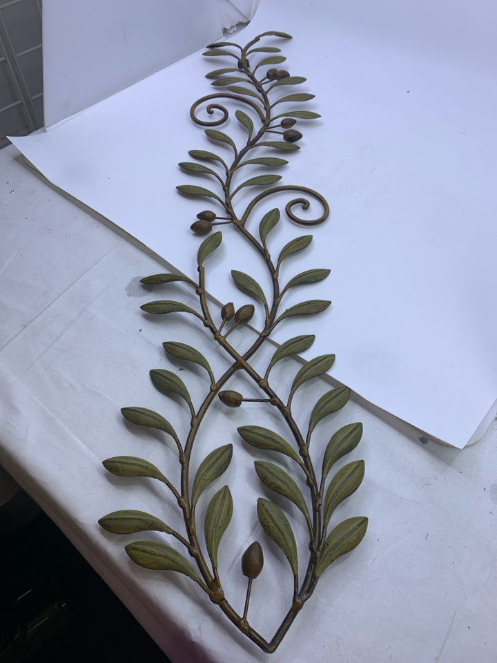 METAL GREEN LEAF AND OLIVE WALL HANGING.
