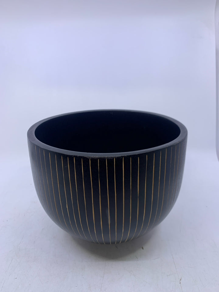 BLACK LINED WOOD PLANTER.