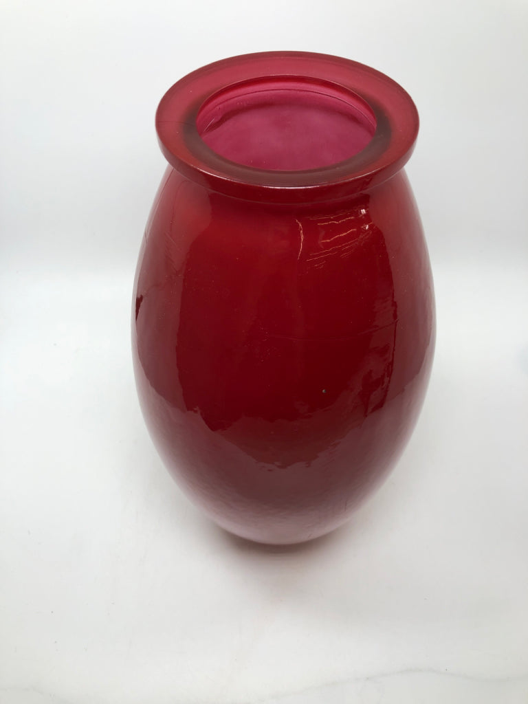 RED GLASS VASE.