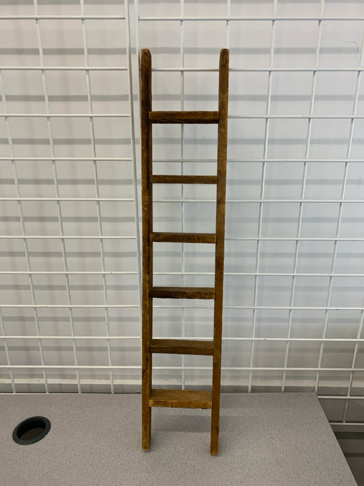 SM VTG WOODEN LADDER DECOR.