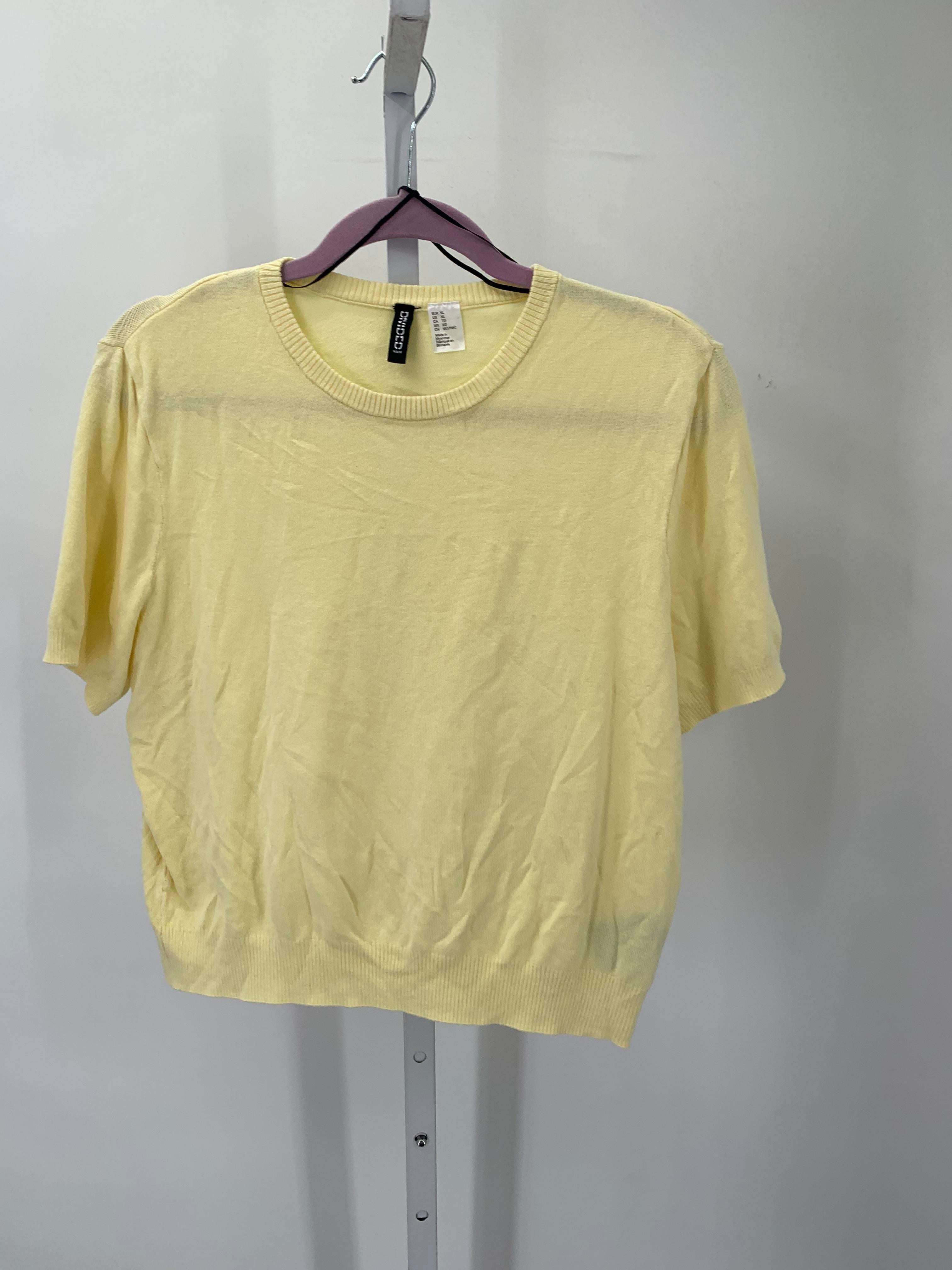 Divided Size Extra Large Juniors Short Sleeve Shirt