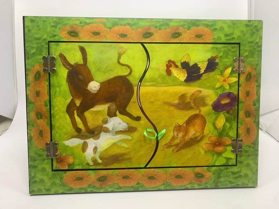 HIDDEN MIRROR W/ANIMALS PLAYING DESIGN.