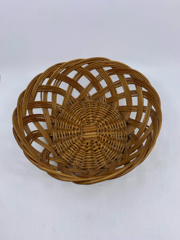LOOSE/LACE CARMEL BASKET W/ FOOTED BRAIDED BOTTOM.