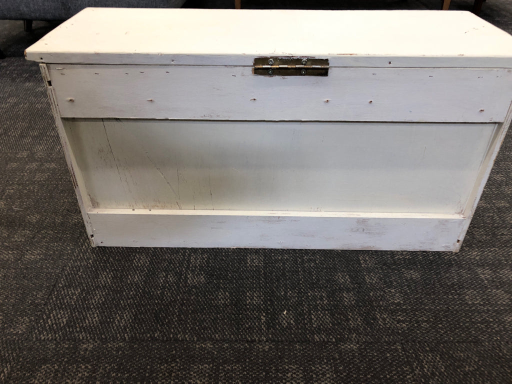 DISTRESSED CREAM STORAGE BENCH W/DOORS.