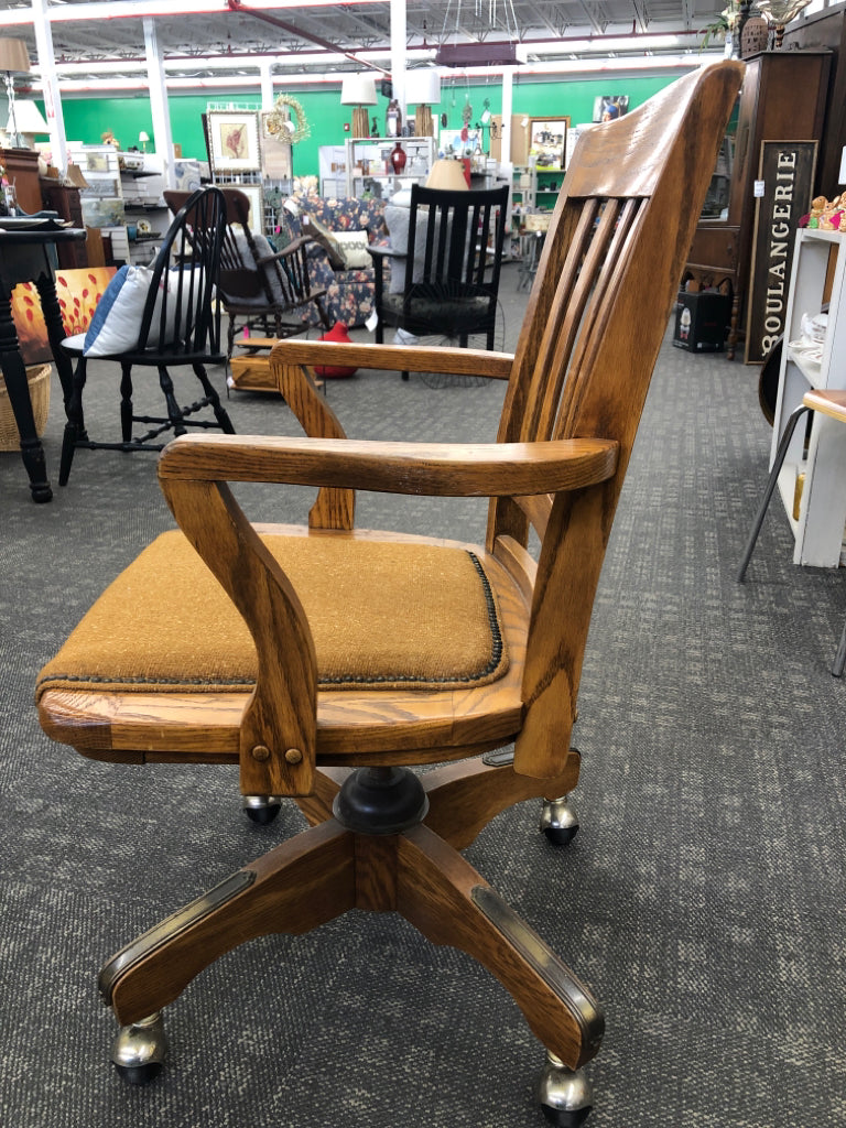 VTG OAK WOOD OFFICE CHAIR.