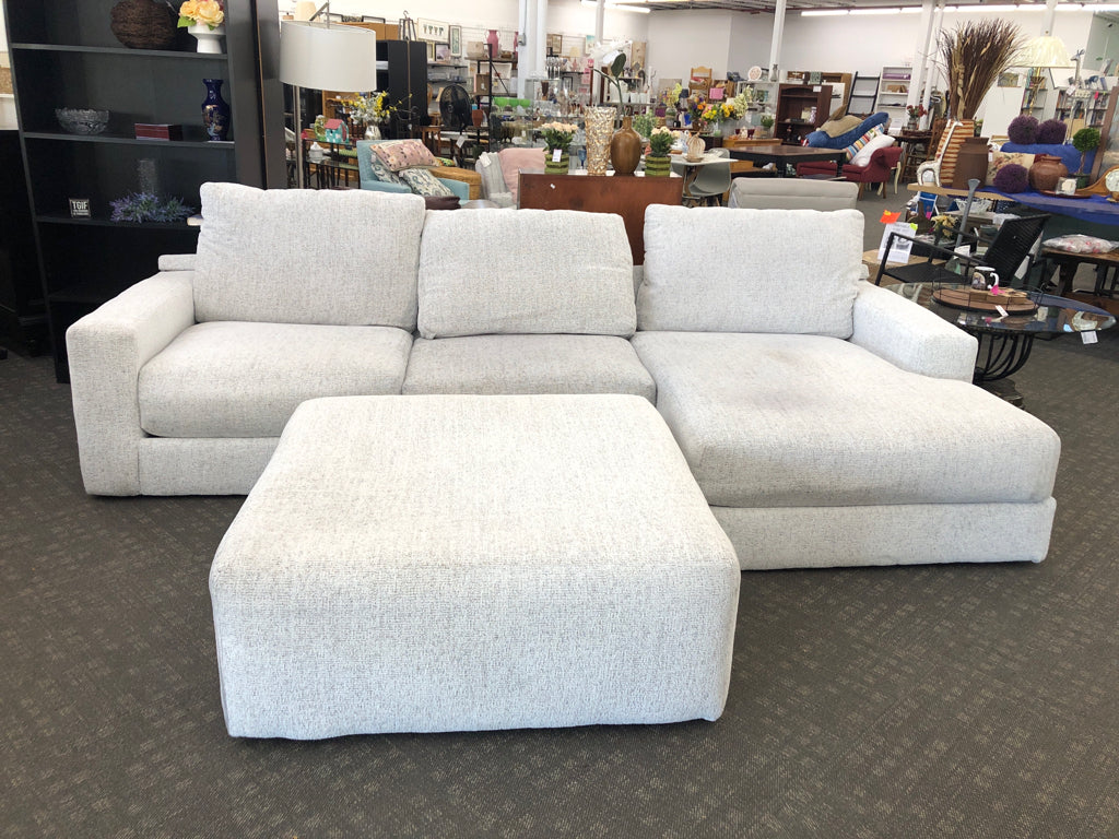WHITE FABRIC SECTIONAL SOFA W/OTTOMAN.