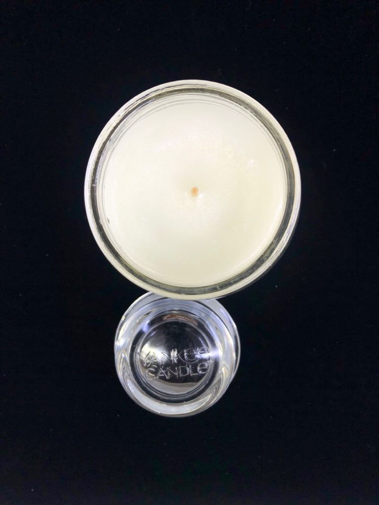 CREAMY VANILLA/COCONUT CANDLE AMERICAN HOME.