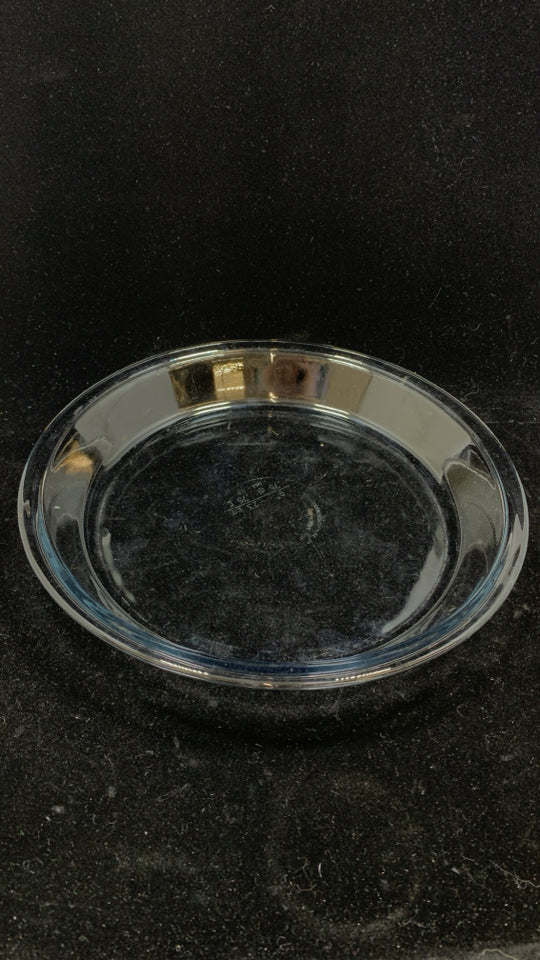 ROUND GLASS BAKING DISH.