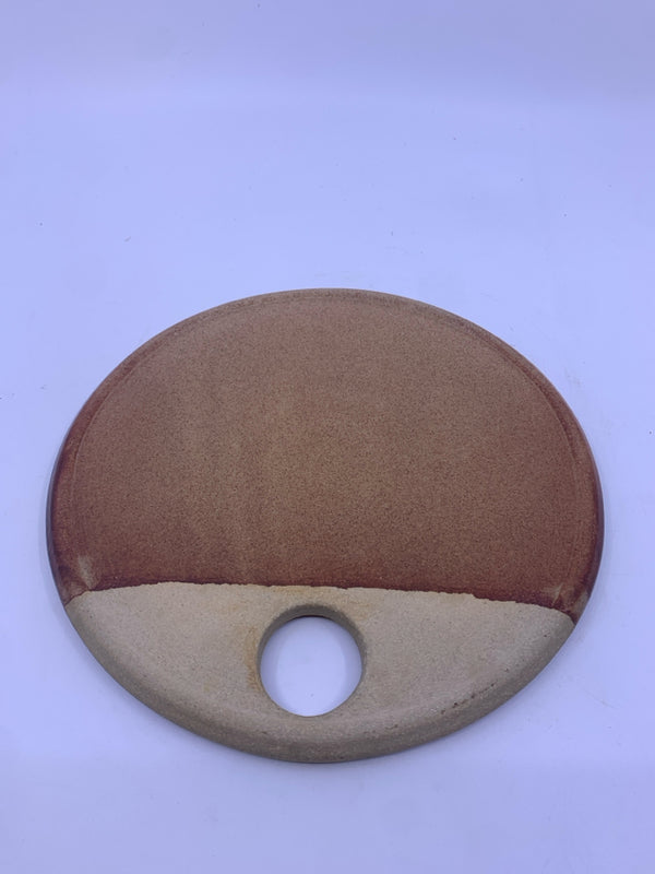BROWN AND TAN POTTERY TRIVET.