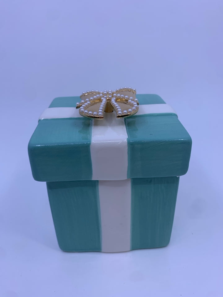 AQUA/WHITE PRESENT SHAPED CANDLE W/ GOLD BOW CITRUS.