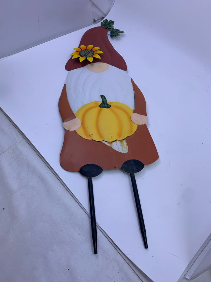 GNOME HOLDING PUMPKIN YARD STAKE.