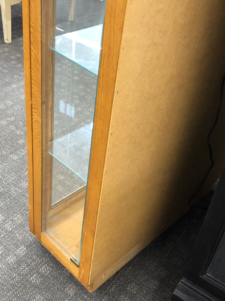 PULASKI 5-SHELF CURIO CABINET W/SIDE DOORS.