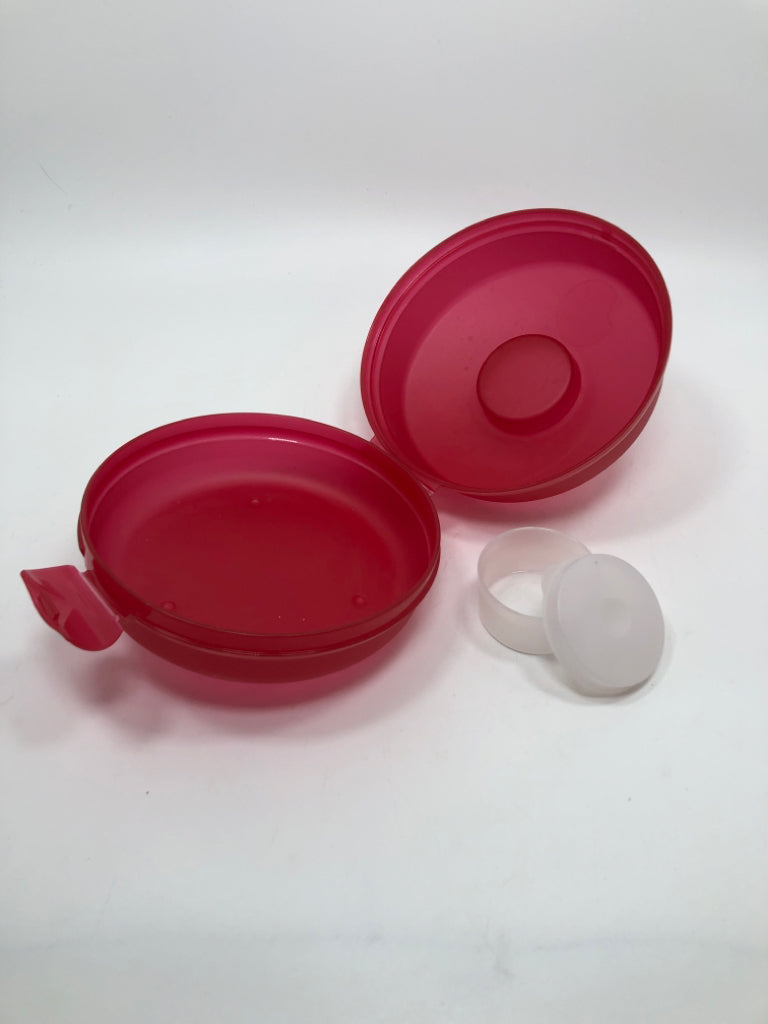BAGEL CONTAINER W/SMALL CONTAINER ON TOP.