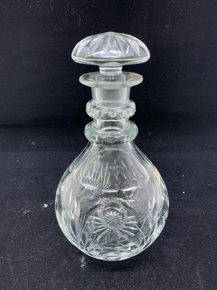 CUT GLASS DECANTER.