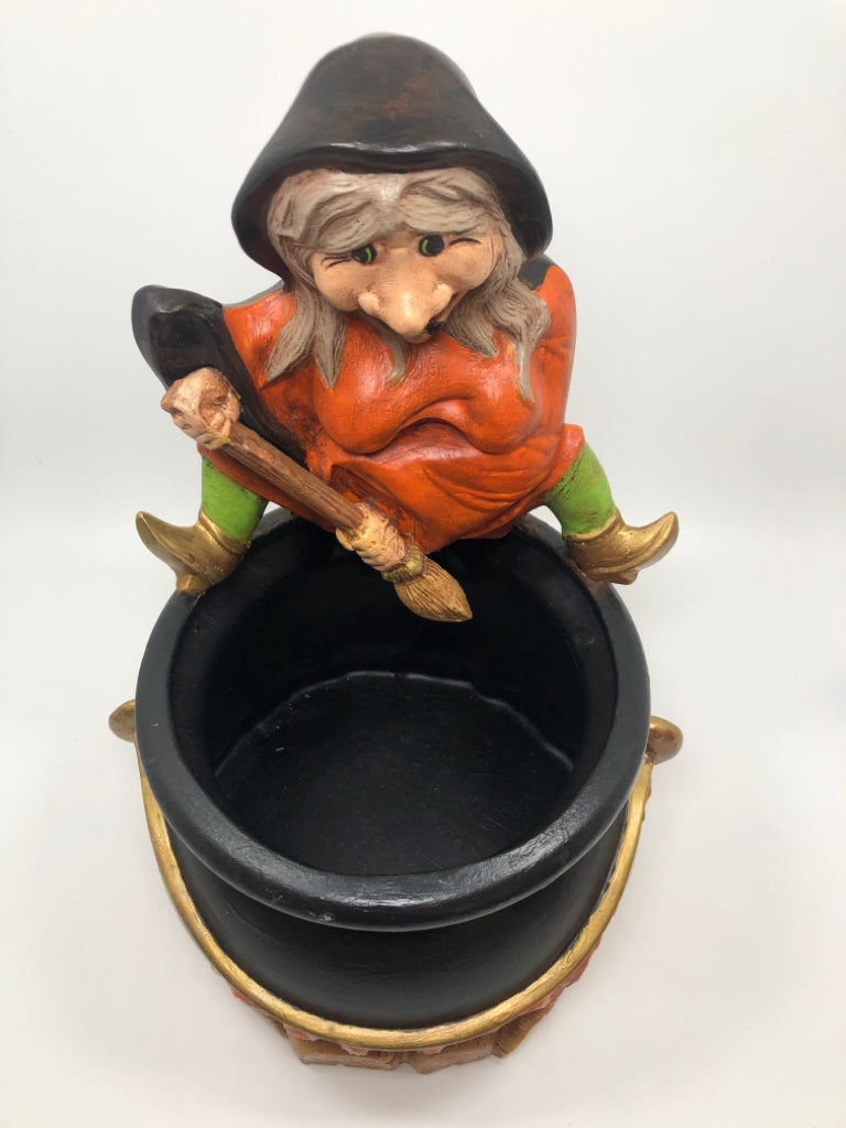HALLOWEEN WITCH ON CAULDRON DECOR.
