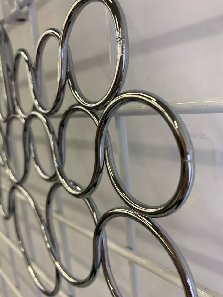 METAL LOOP SCARF HANGER.